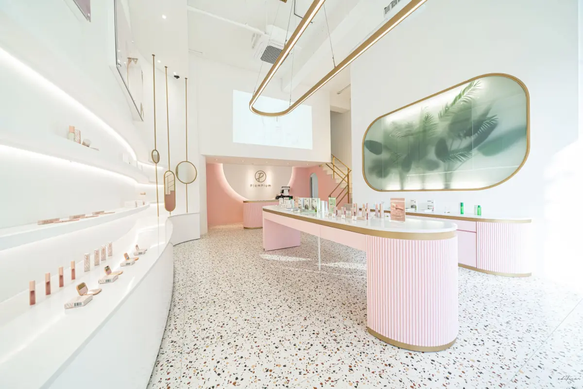 핑크와 골드가 어우러진 프리미엄 뷰티 매장